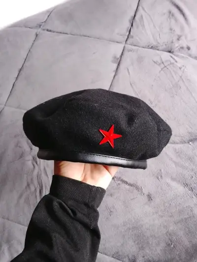 Boina negra con estrella roja estilo militar - miniatura 1