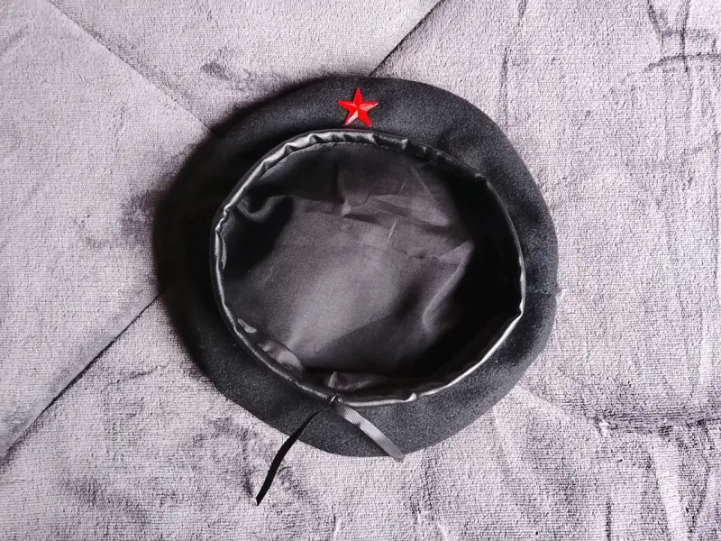 Boina negra con estrella roja estilo militar - 2