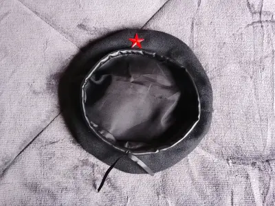 Boina negra con estrella roja estilo militar - miniatura 2