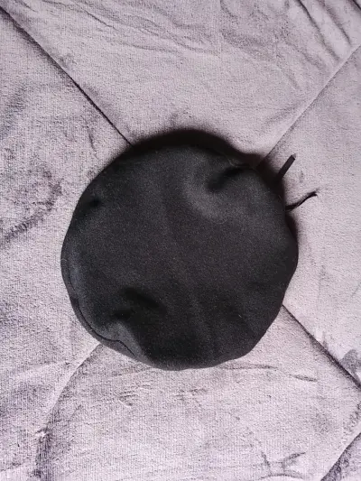 Boina negra con estrella roja estilo militar - miniatura 3