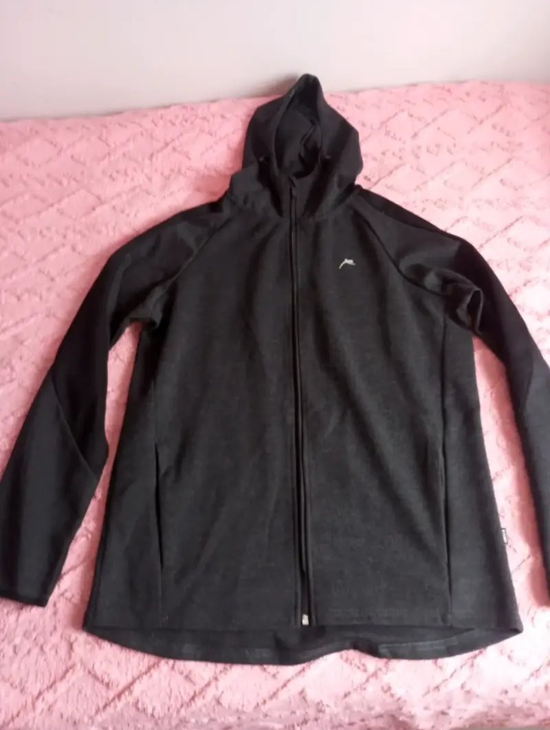 Polerón con capucha negro para hombre