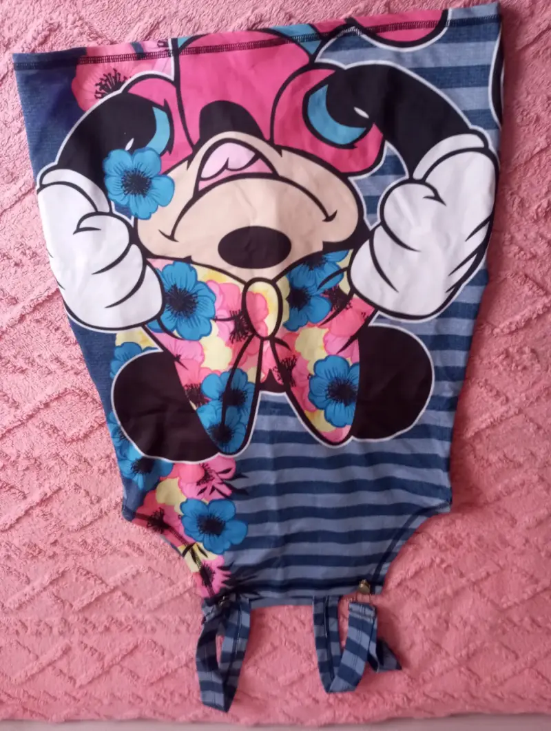 Enterito infantil con diseño de personaje y flores