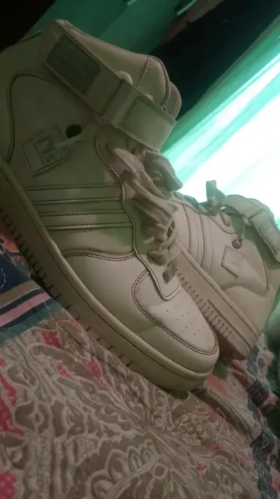Zapatillas deportivas blancas con velcro - miniatura 1