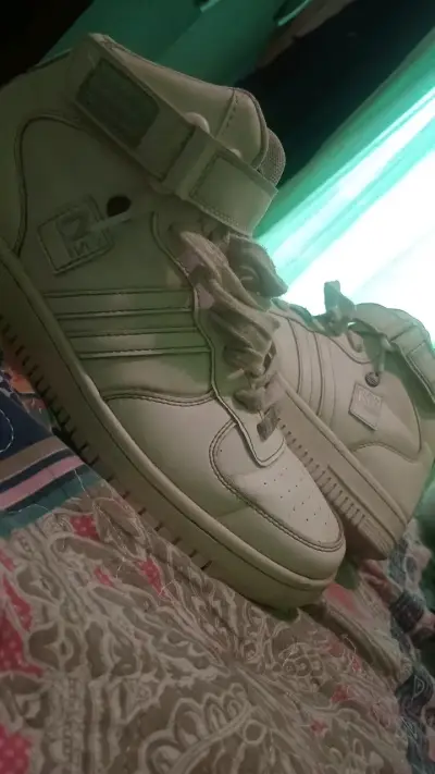 Zapatillas deportivas blancas con velcro - miniatura 2