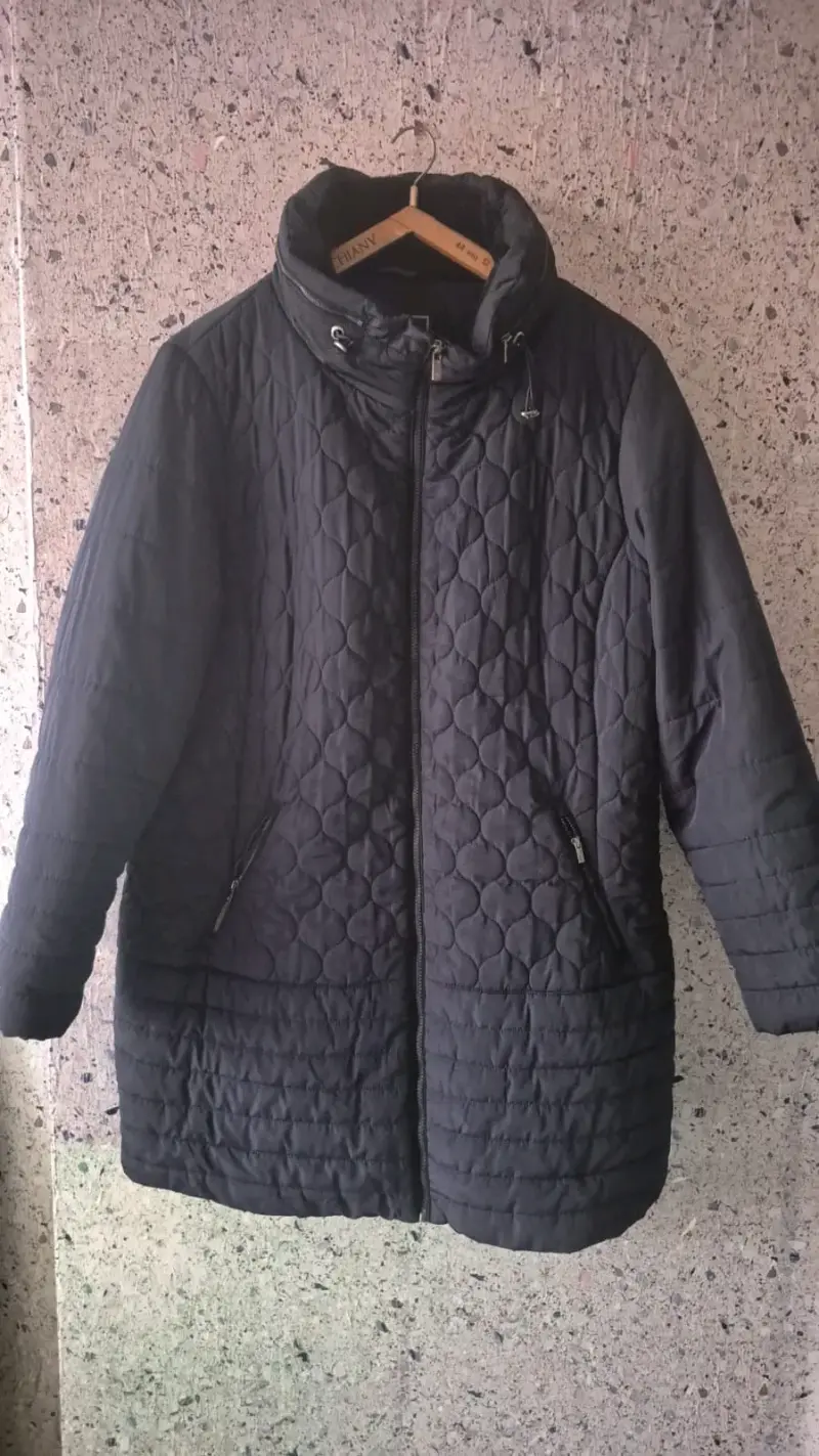 Abrigo acolchado negro para mujer - 1