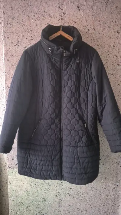 Abrigo acolchado negro para mujer - miniatura 1