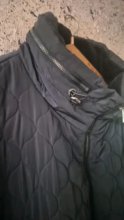 Abrigo acolchado negro para mujer - miniatura 4