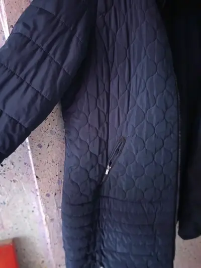 Abrigo acolchado negro para mujer - miniatura 5