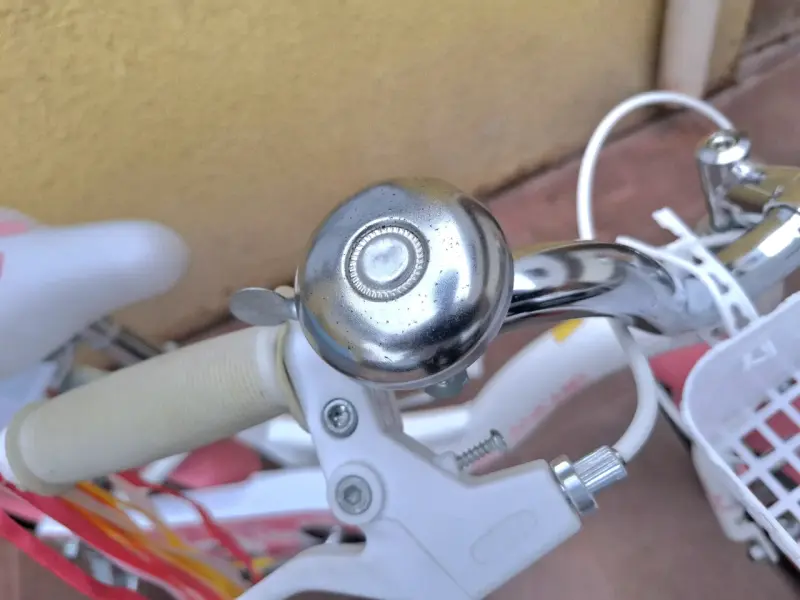 Bicicleta infantil con ruedas de entrenamiento y canasto - 4