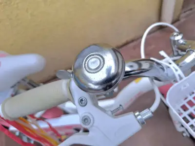 Bicicleta infantil con ruedas de entrenamiento y canasto - miniatura 4