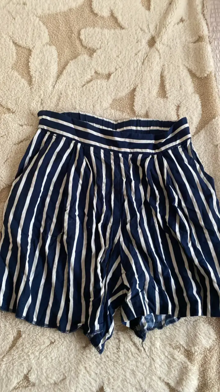 Shorts a rayas azul y blanco H&M - 1