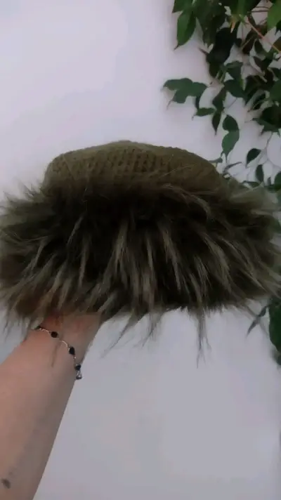Gorro crochet verde oliva - miniatura 1