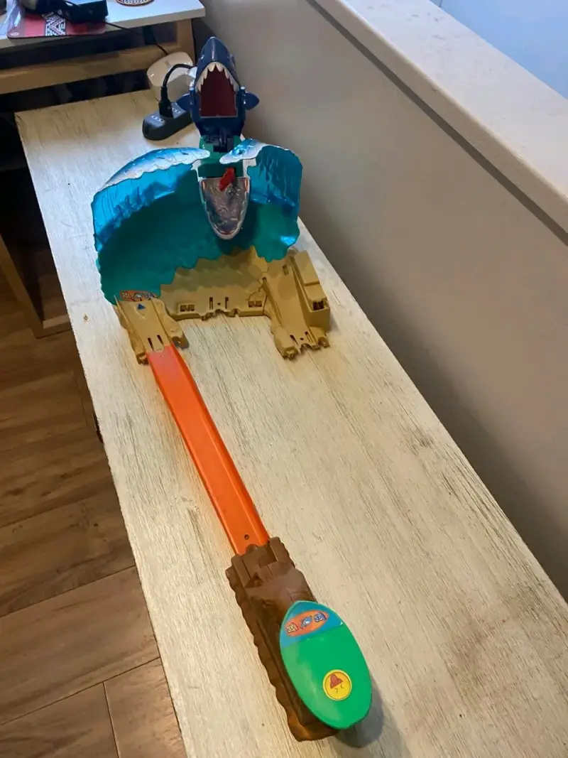 Pista de autos Hot Wheels con tiburón