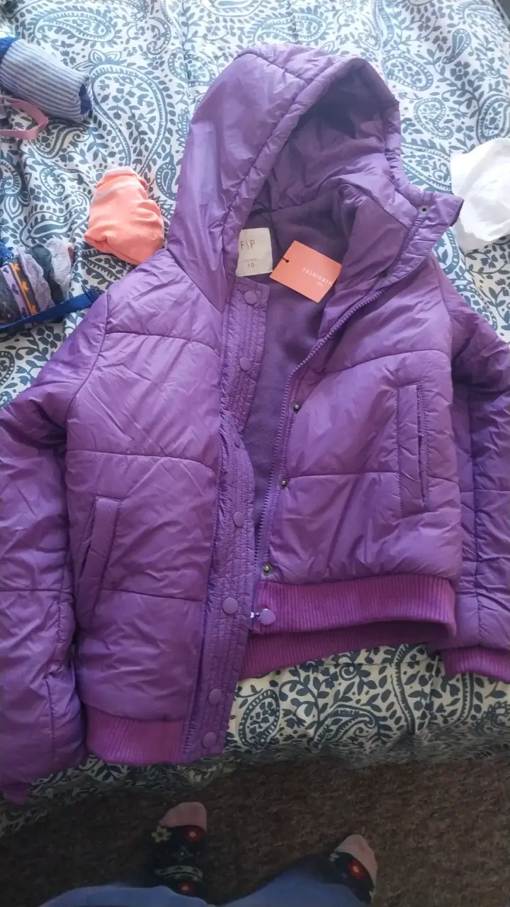 Chaqueta acolchada morada para niña con capucha
