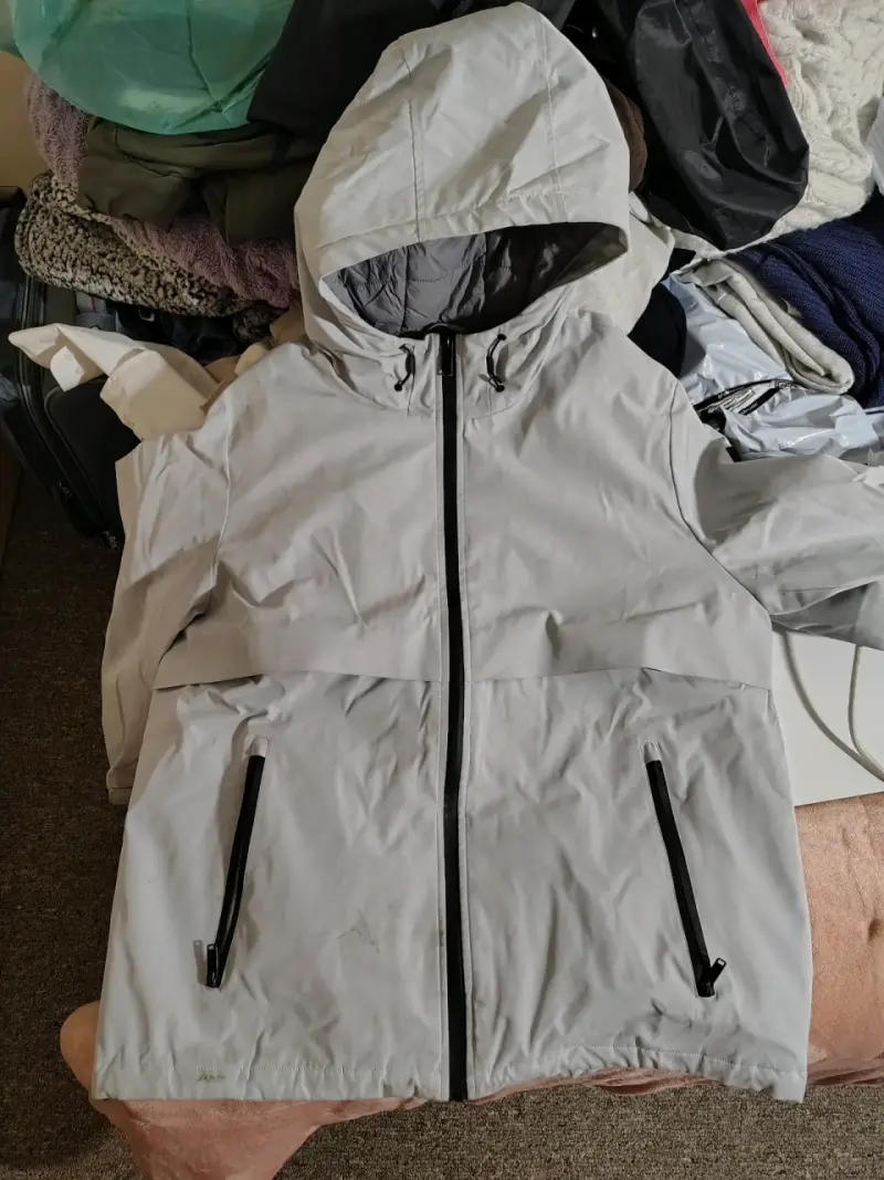 Chaqueta gris con capucha hombre - 1