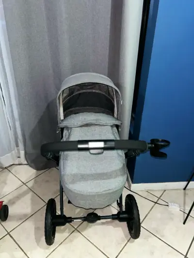 Coche de bebé gris con capota ajustable - miniatura 1