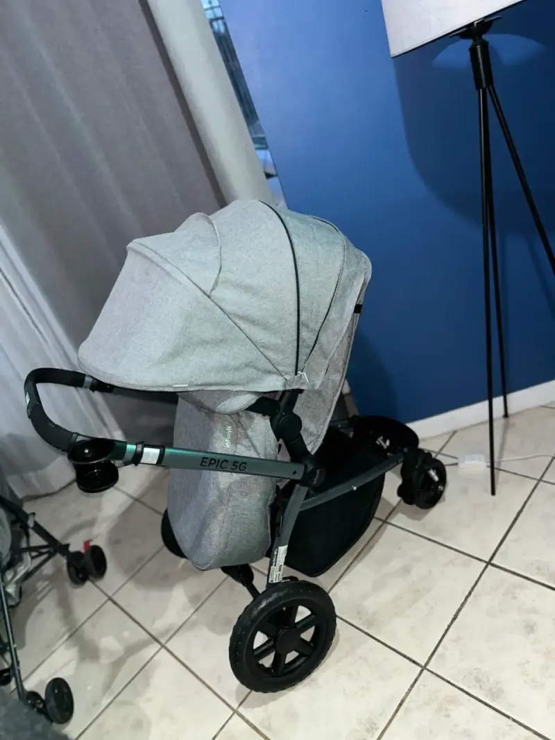 Coche de bebé gris con capota ajustable - 2
