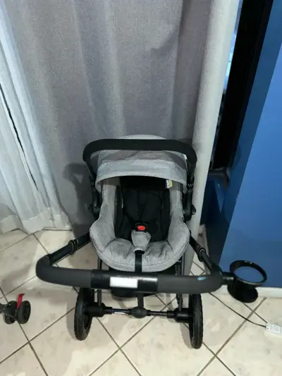 Coche de bebé gris con capota ajustable - miniatura 3