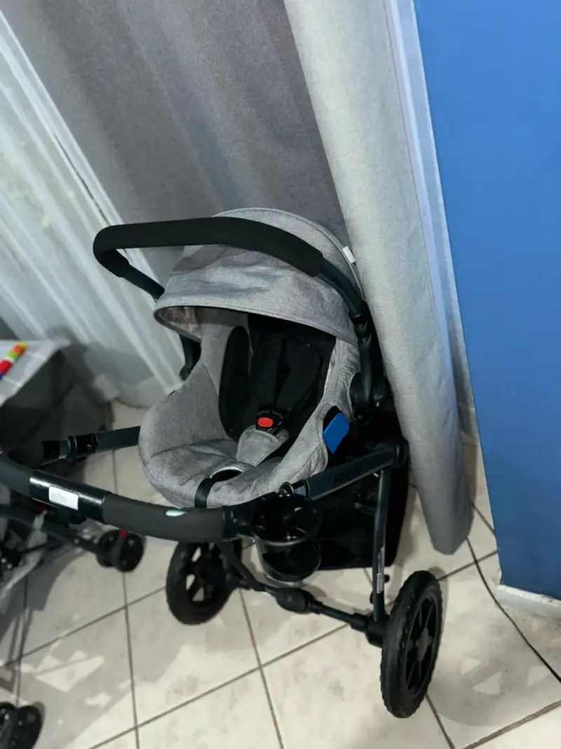 Coche de bebé gris con capota ajustable - 4
