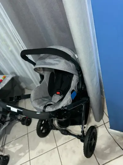 Coche de bebé gris con capota ajustable - miniatura 4