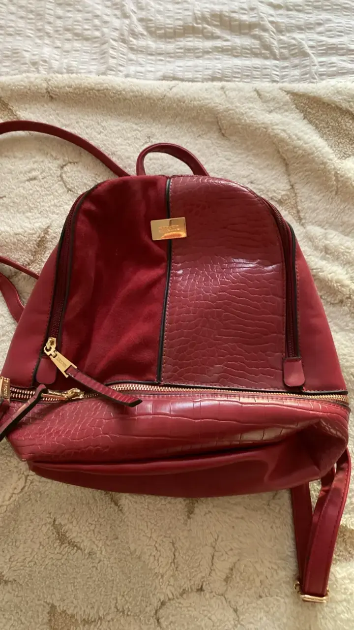 Mochila roja de cuero Secret con textura