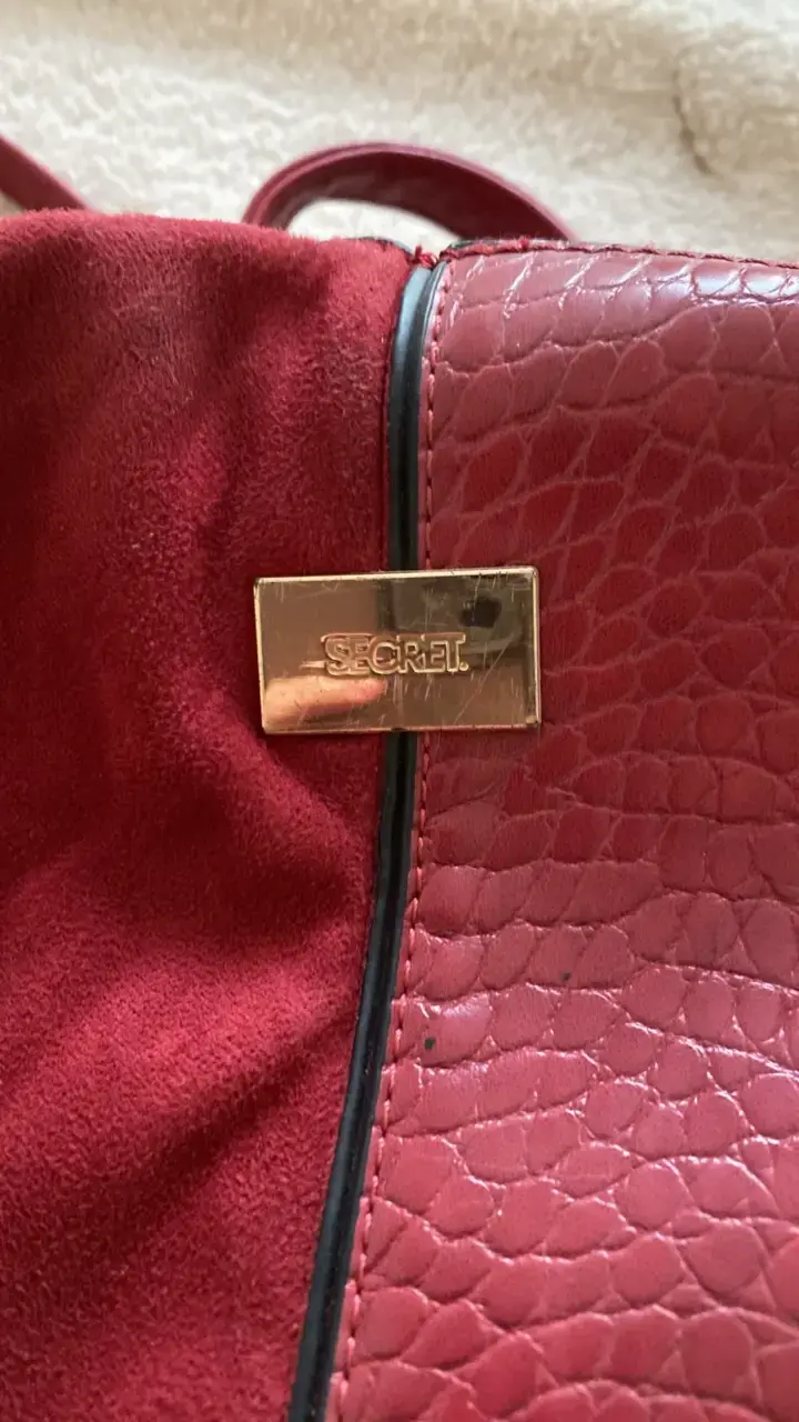 Mochila roja de cuero Secret con textura - 2