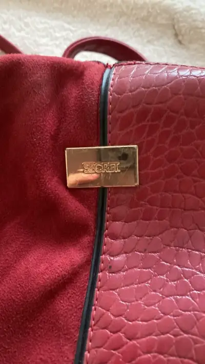 Mochila roja de cuero Secret con textura - miniatura 2