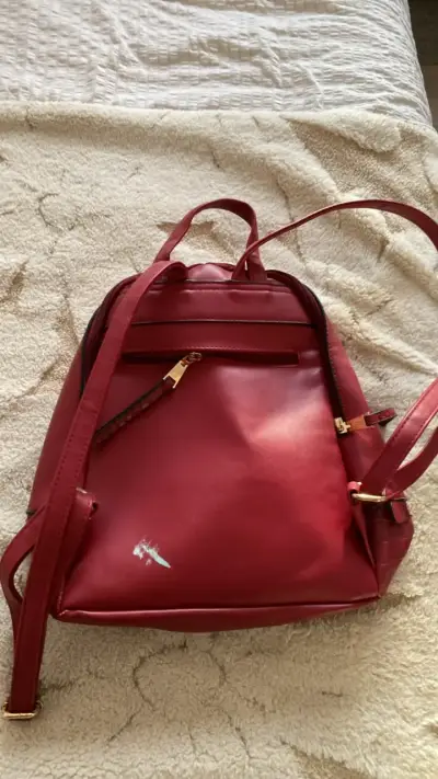Mochila roja de cuero Secret con textura - miniatura 3
