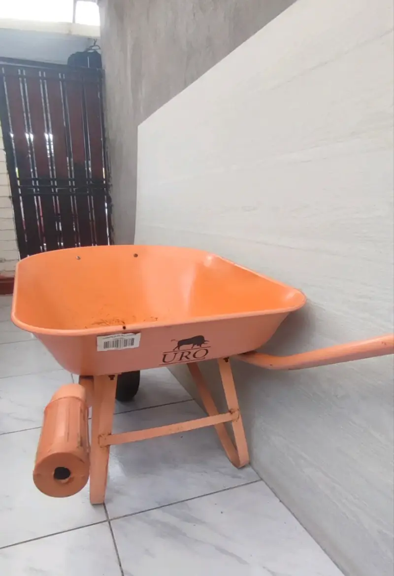 Carretilla marca URO color naranja - 1