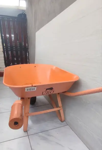 Carretilla marca URO color naranja - miniatura 1