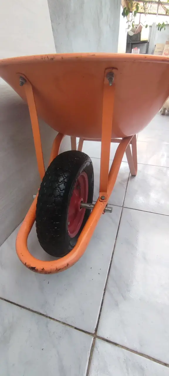 Carretilla marca URO color naranja - 3