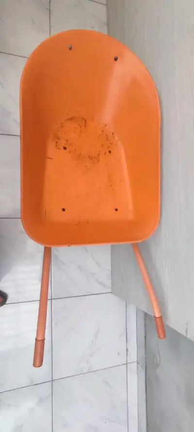 Carretilla marca URO color naranja - miniatura 4