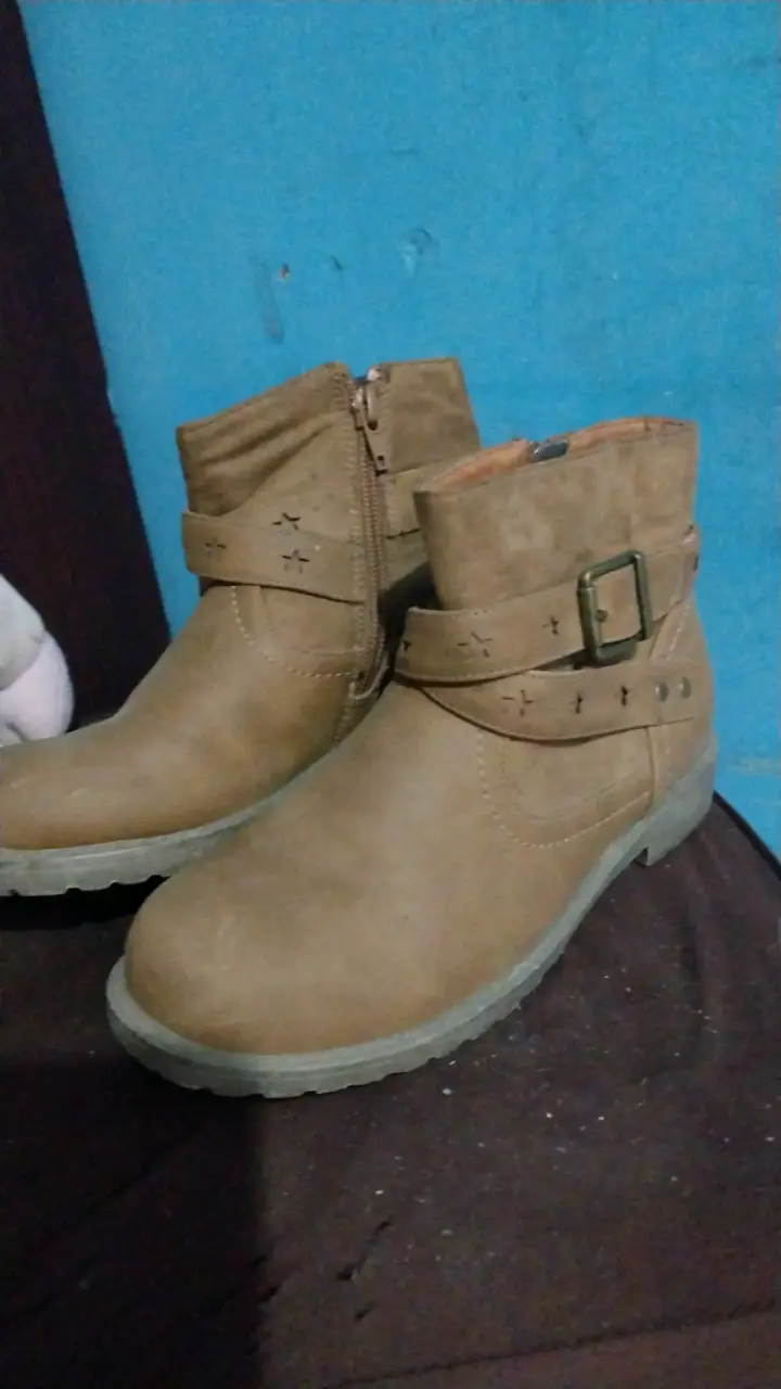Botines de cuero marrón con hebilla