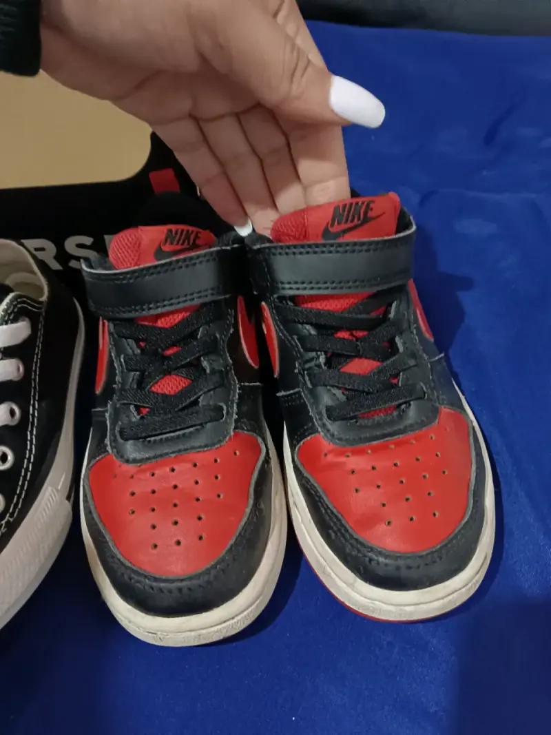 Zapatillas Nike negro y rojo - 1