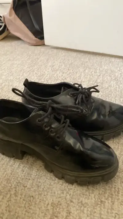 Zapatos de charol negro con plataforma - miniatura 1