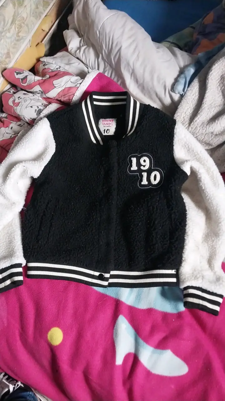 Chaqueta tipo varsity negra y blanca para niños