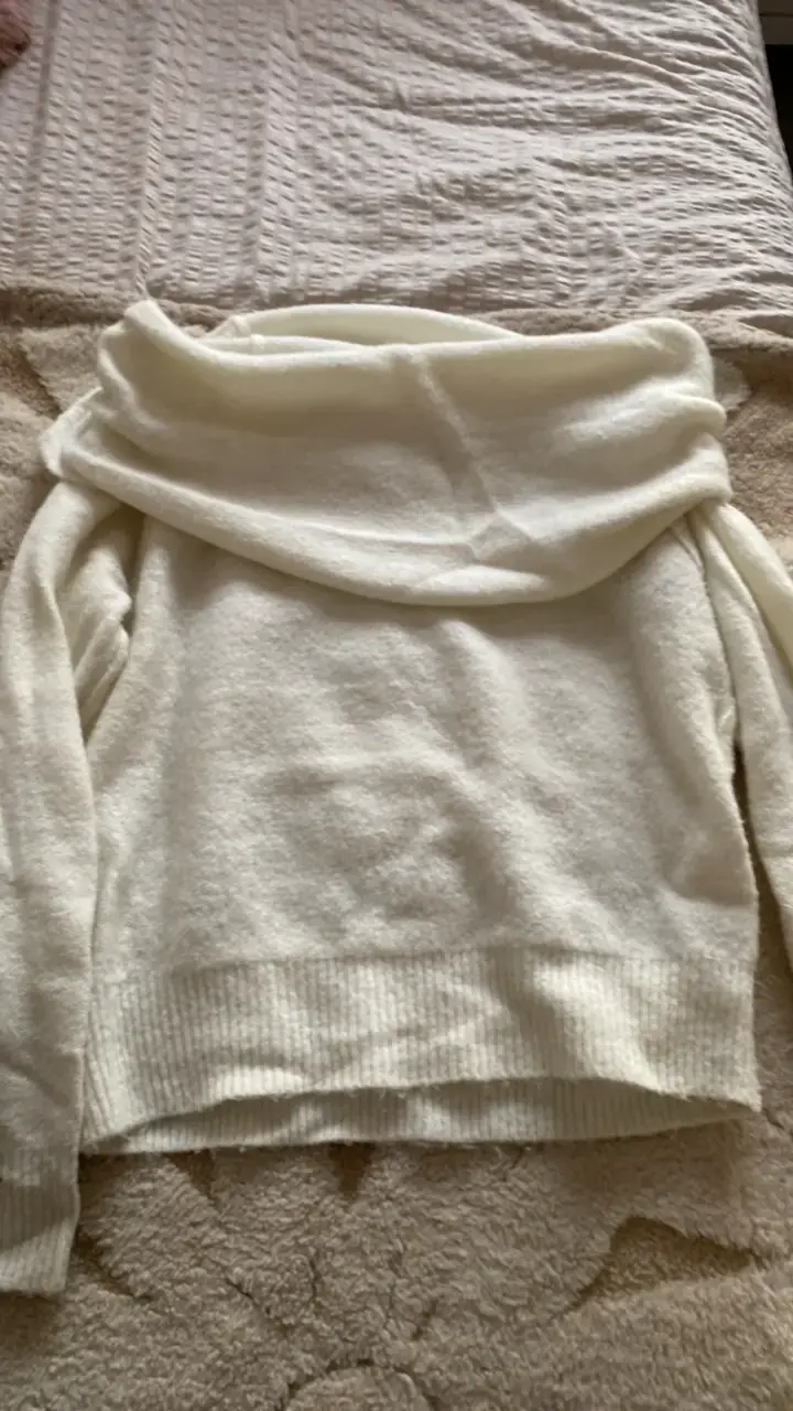 Suéter blanco de lana H&M con cuello amplio