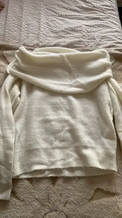 Suéter blanco de lana H&M con cuello amplio - miniatura 1