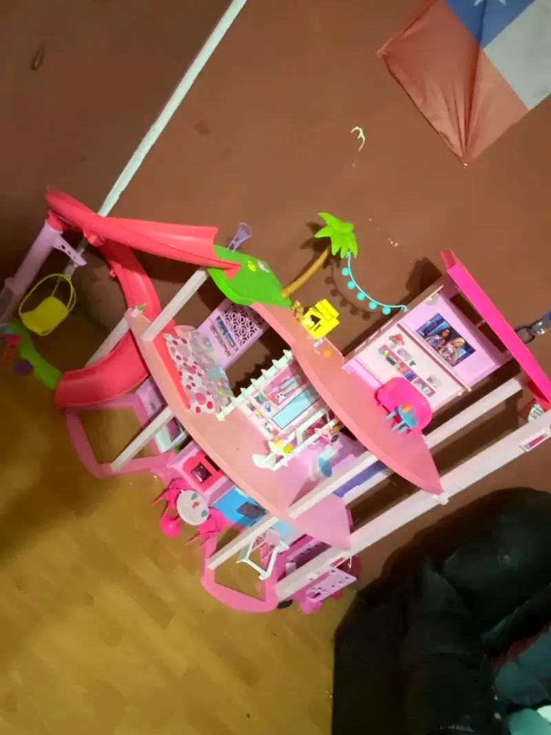 Casa de muñecas grande con tobogán y accesorios