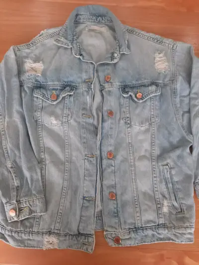 Chaqueta de mezclilla azul desgastada para mujer - miniatura 1