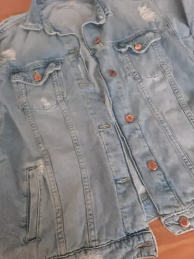 Chaqueta de mezclilla azul desgastada para mujer - miniatura 4