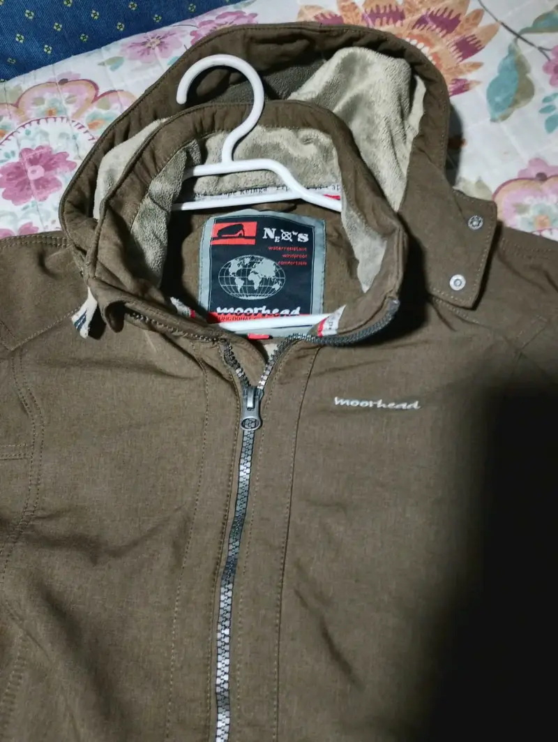 Chaqueta impermeable marrón para mujer - 3
