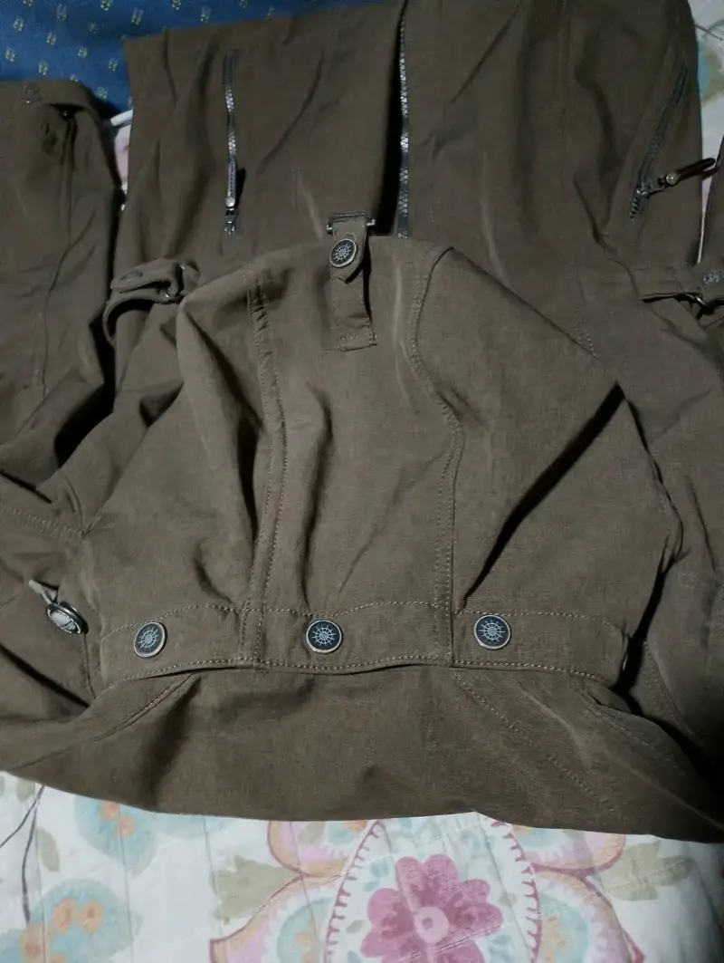 Chaqueta impermeable marrón para mujer - 4