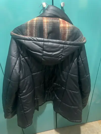 Chaqueta acolchada con capucha para invierno - miniatura 1
