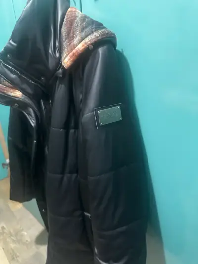 Chaqueta acolchada con capucha para invierno - miniatura 3