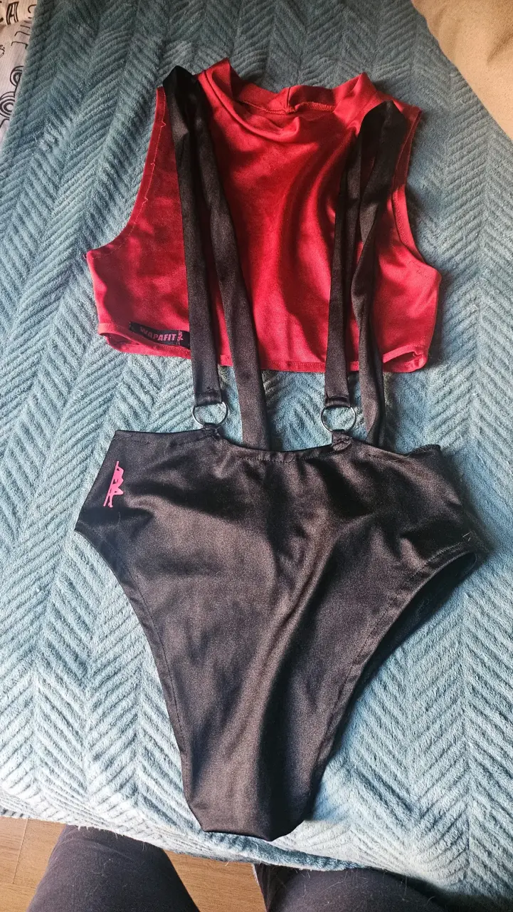 Conjunto deportivo mujer rojo y negro Wapafit - 1