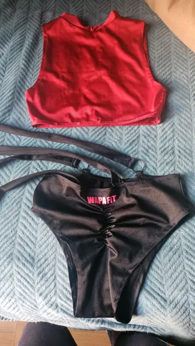 Conjunto deportivo mujer rojo y negro Wapafit - miniatura 2