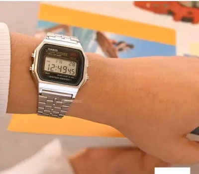 Reloj digital Casio vintage plateado - miniatura 2