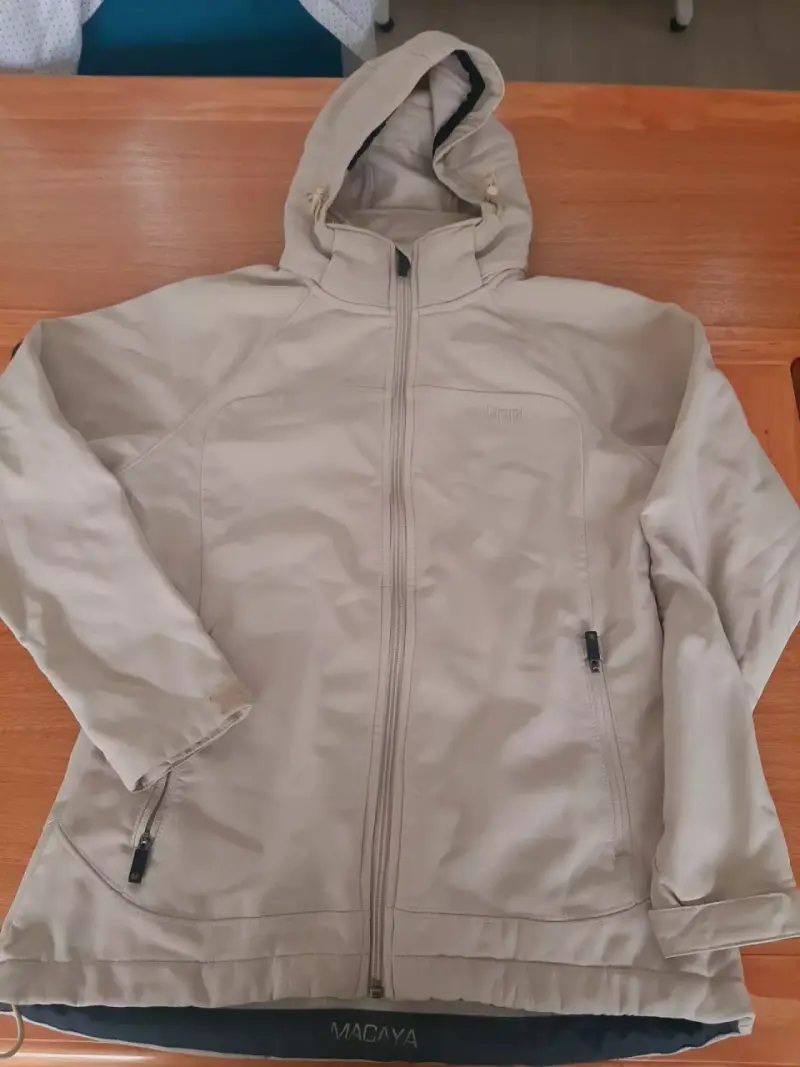 Chaqueta impermeable beige con capucha Marca Lippi - 1
