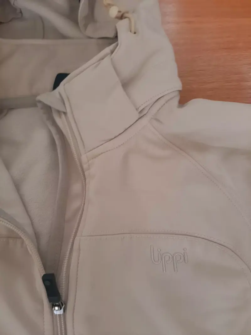 Chaqueta impermeable beige con capucha Marca Lippi - 3
